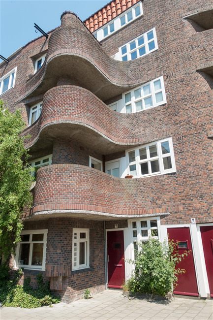 'Golvende' balkons, ter hoogte van de Borssenburgstraat.
              <br/>
              Marcel Westhoff, juni 2015